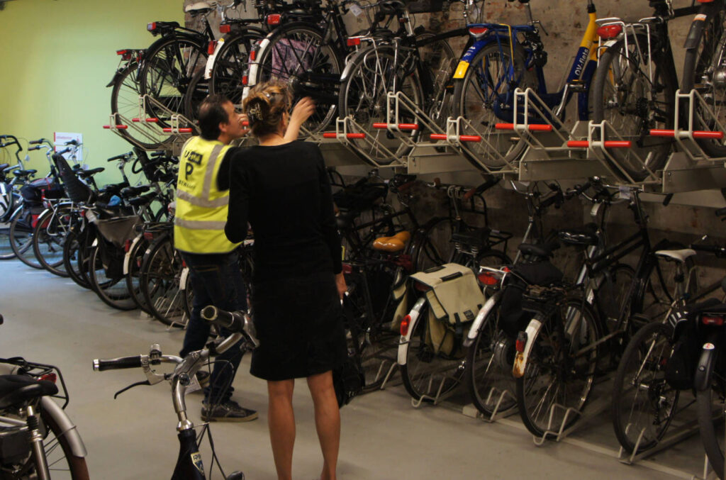 Service medewerk helpt in fietsenstalling